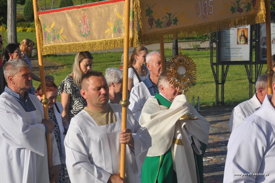 77 Procesja eucharystyczna.jpg